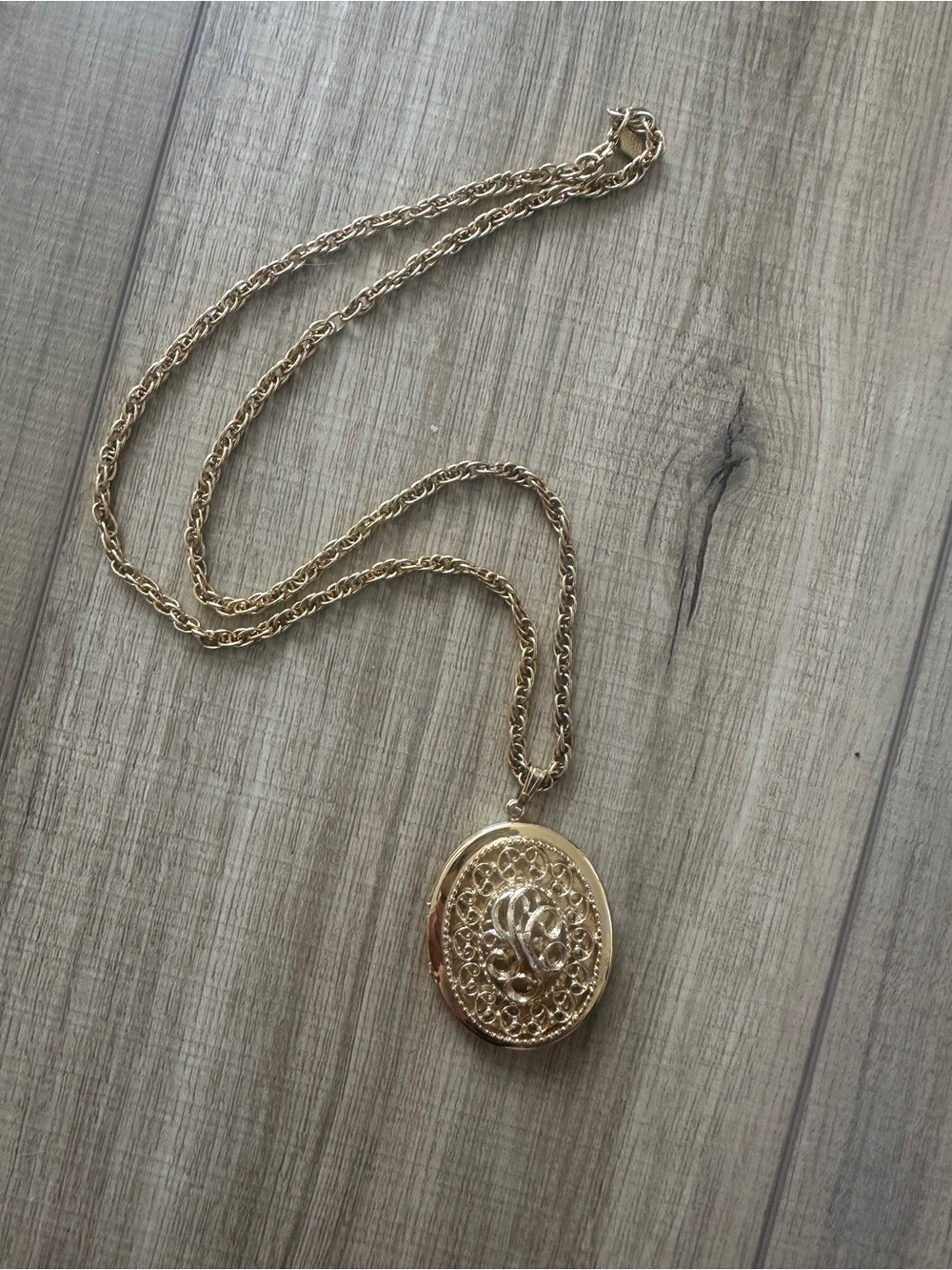 Vintage Gold Filigree Oval Locket Necklace